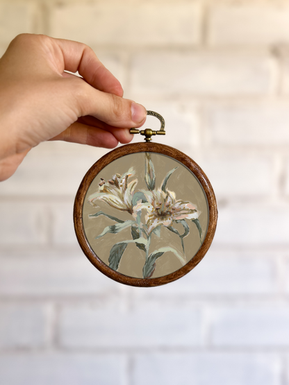 "Lily Flower 2" Circle Ornament 