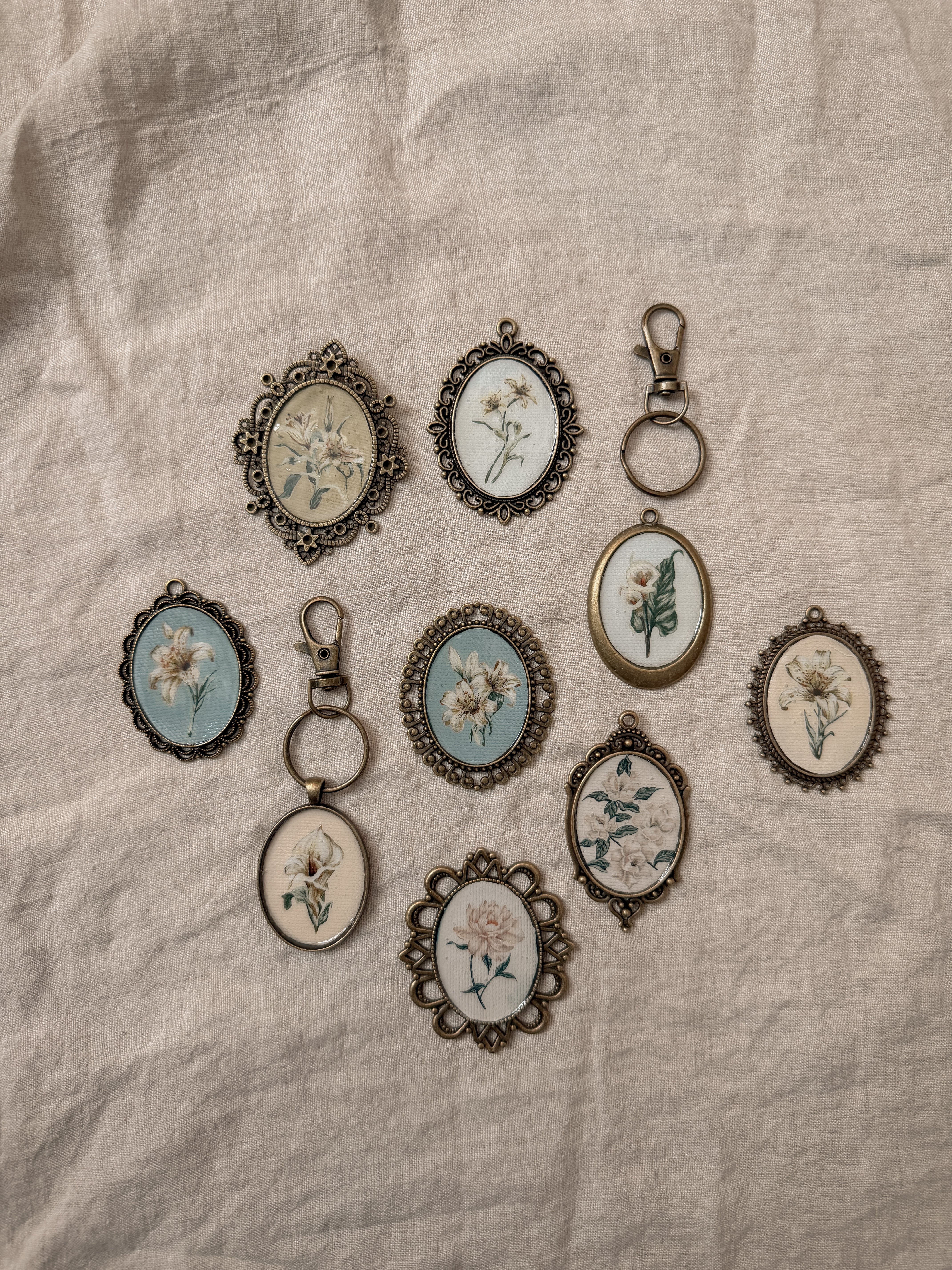 Light Floral Antique Style Keychain Sets – Lewa Studio