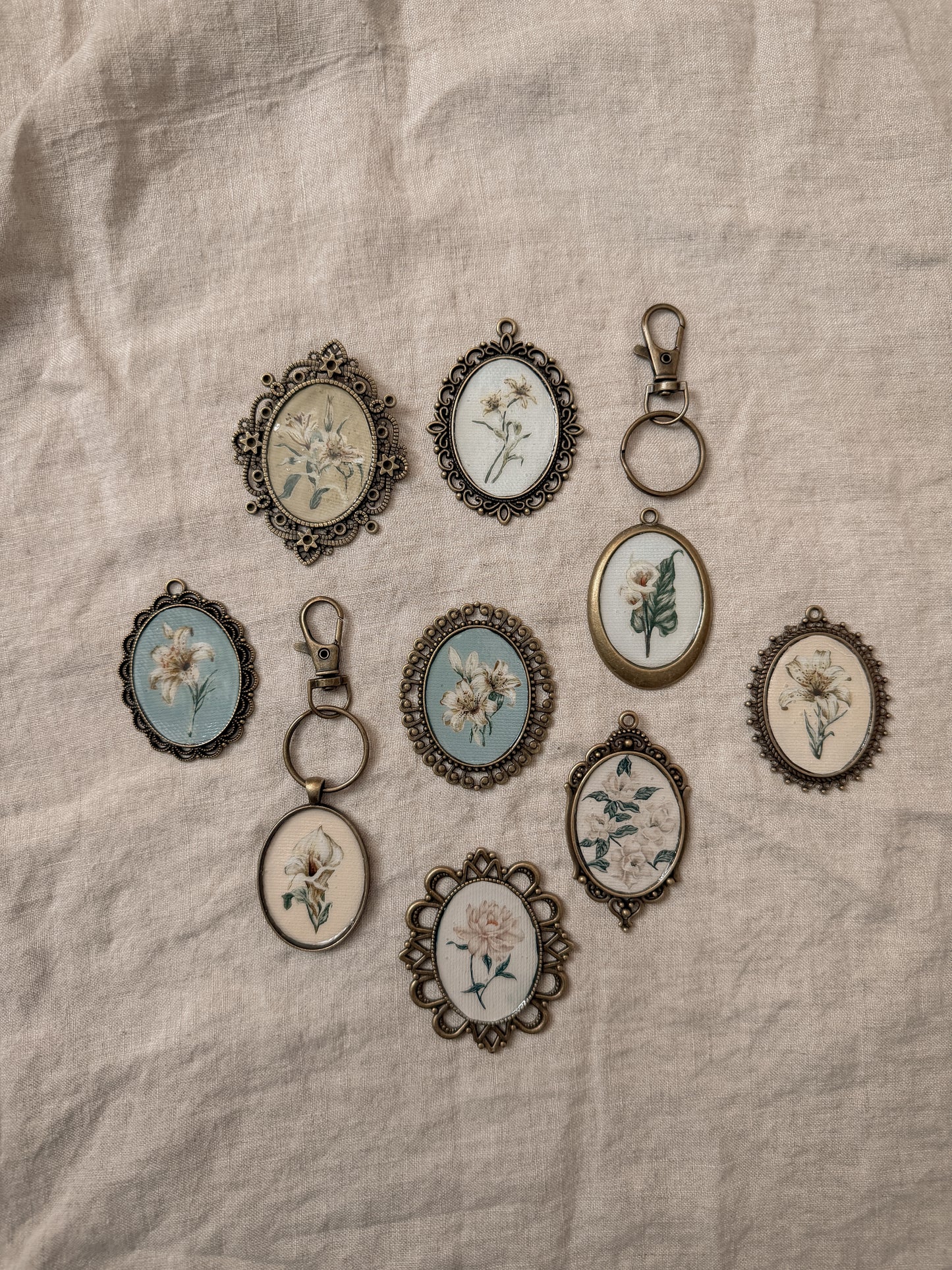 Light Floral Antique Style Keychain Sets
