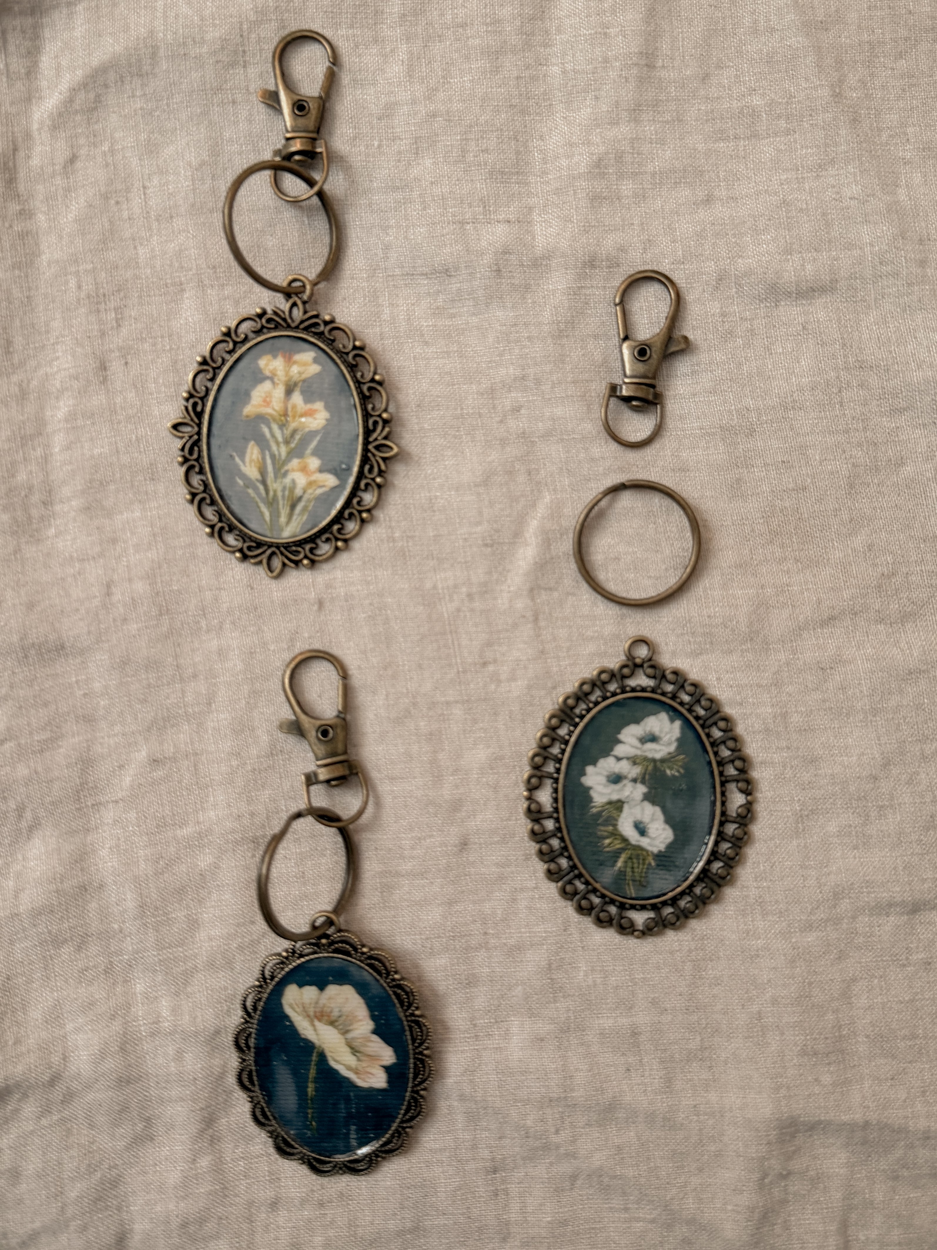Dark Floral Antique Style Keychain Sets – Lewa Studio