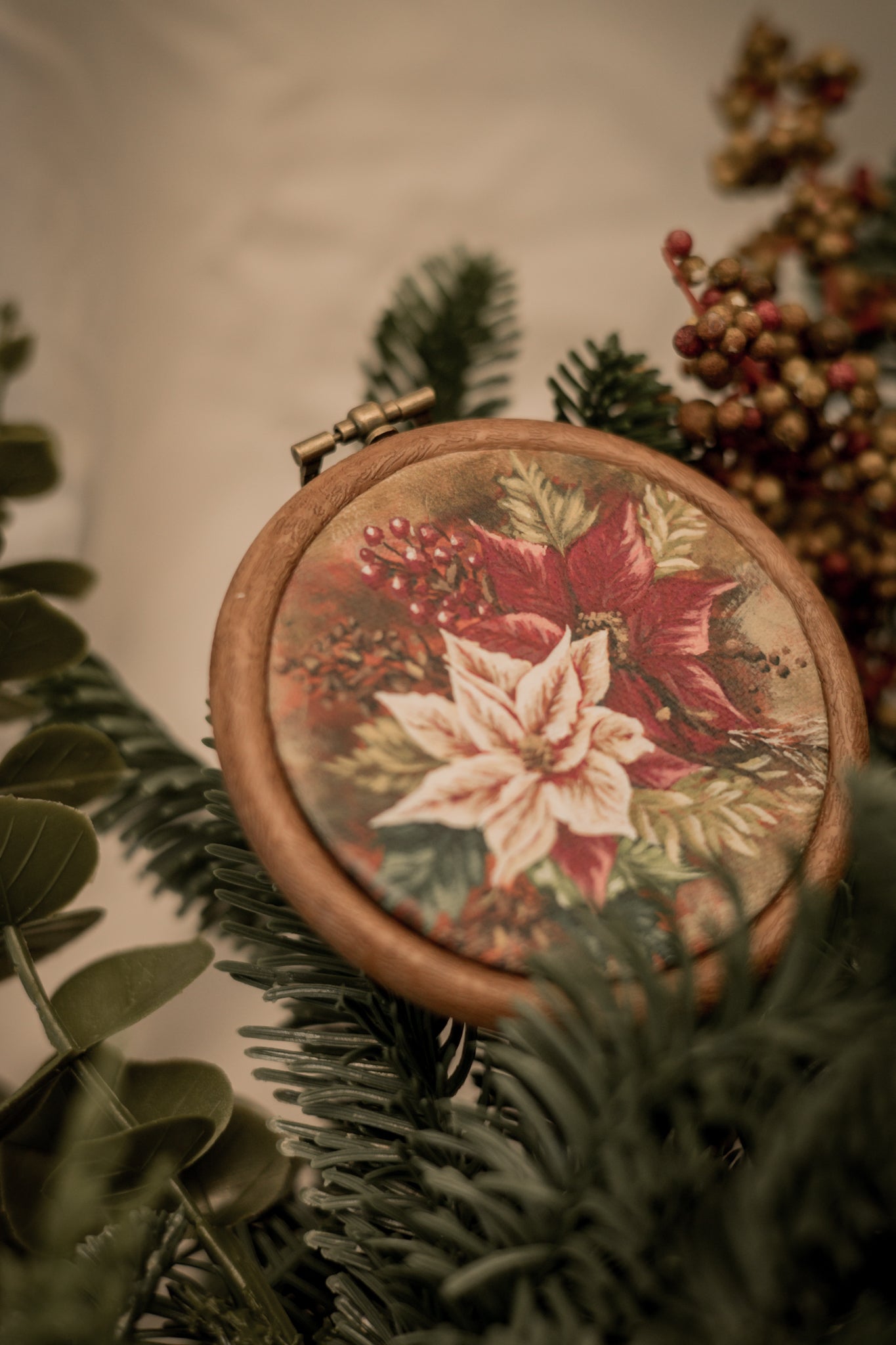 "Poinsettia 2" Circle Ornament 
