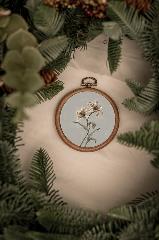 "Lily Flower 11" Circle Ornament 