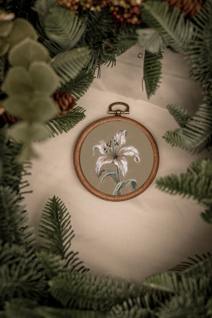 "Lily Flower 8" Circle Ornament 